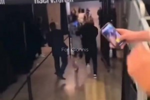 多希望这是我的手啊！你觉得佩奇是WNBA最美球员吗？
